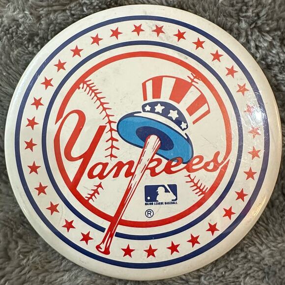 Vintage 60s 70’s 80’s MLB New York Yankees Baseball Souvenir Pin Back Button - Picture 1 of 3